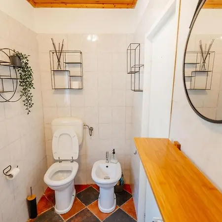 بيت للعطل House With Garden, Two