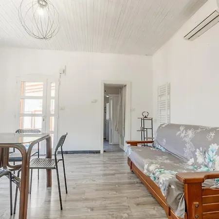 بيت للعطل House With Garden, Two