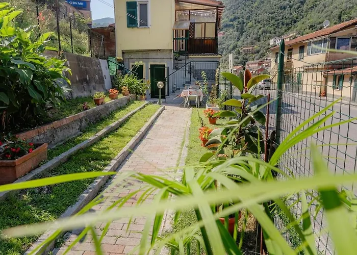 House With Garden, Two Recco