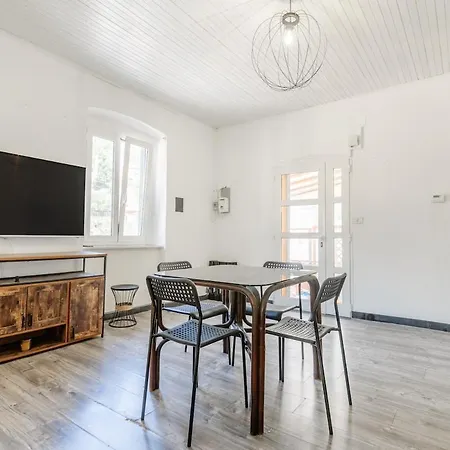 House With Garden, Two Σπίτι διακοπών *