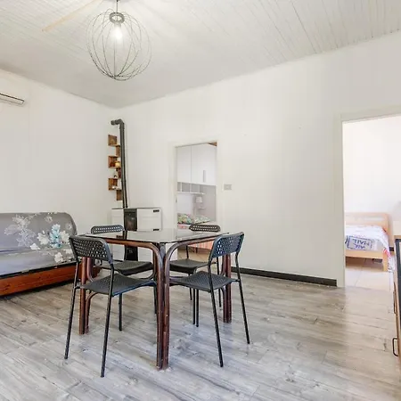 House With Garden, Two Σπίτι διακοπών *