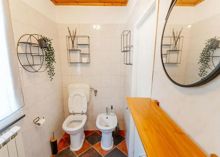 بيت للعطل House With Garden, Two