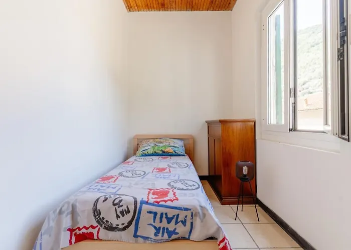 بيت للعطل House With Garden, Two