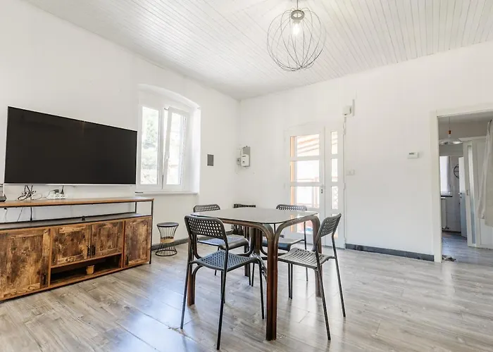 House With Garden, Two بيت للعطل *