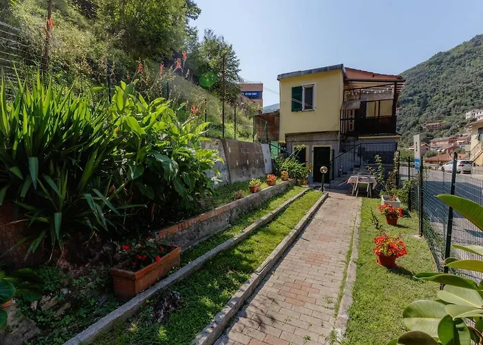 بيت للعطل House With Garden, Two