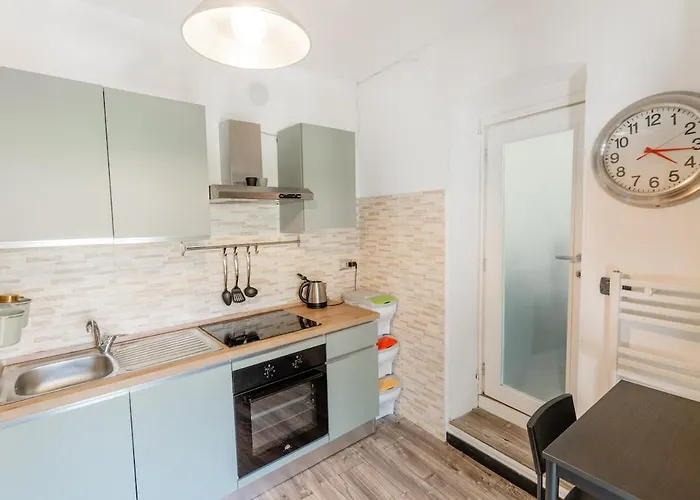 بيت للعطل House With Garden, Two *