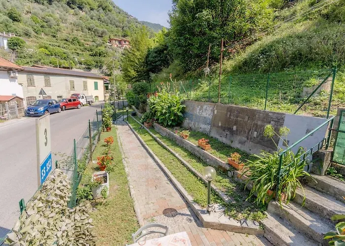 House With Garden, Two * Recco