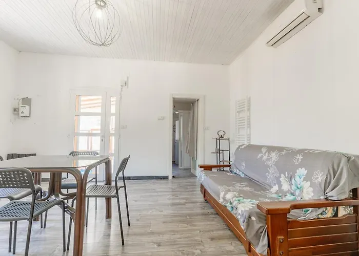 بيت للعطل House With Garden, Two